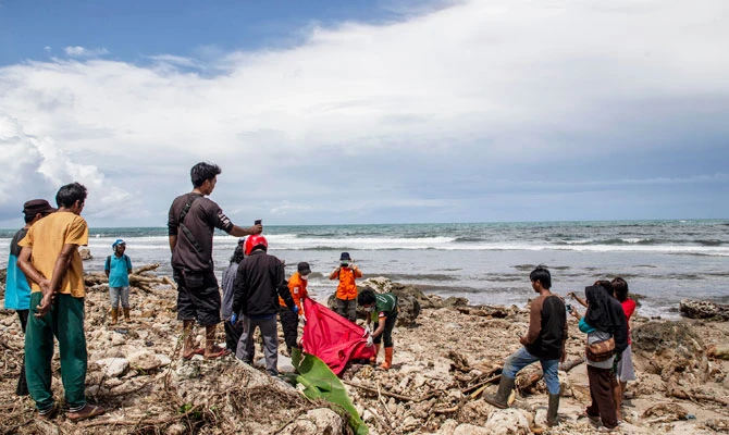 Rescuers found a dead body on Monday, December 24, 2018 at a beach in Tanjung Lesung of Pandeglang, Banten province after the area was devastated by a volcano-triggered tsunami on December 22. (AN photo by Donal Husni)