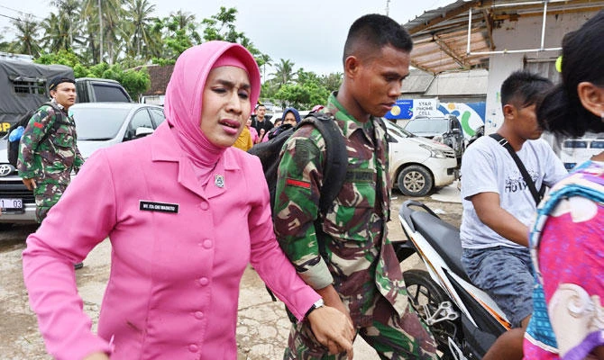 Indonesia issues “extreme weather” warning for tsunami-hit coast near Krakatau