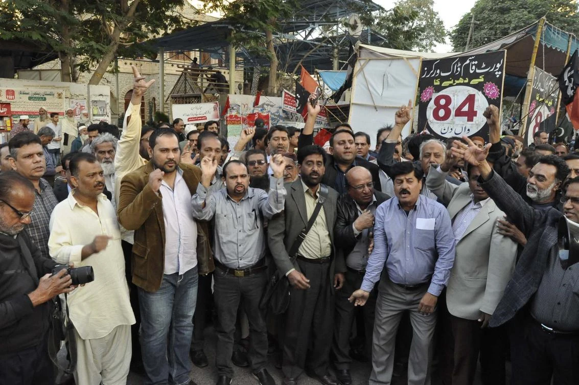 In this Monday, Dec. 17, 2018 photo, Pakistani journalists protest against recent layoffs of newspaper workers, outside a press club in Karachi, Pakistan. (AP)