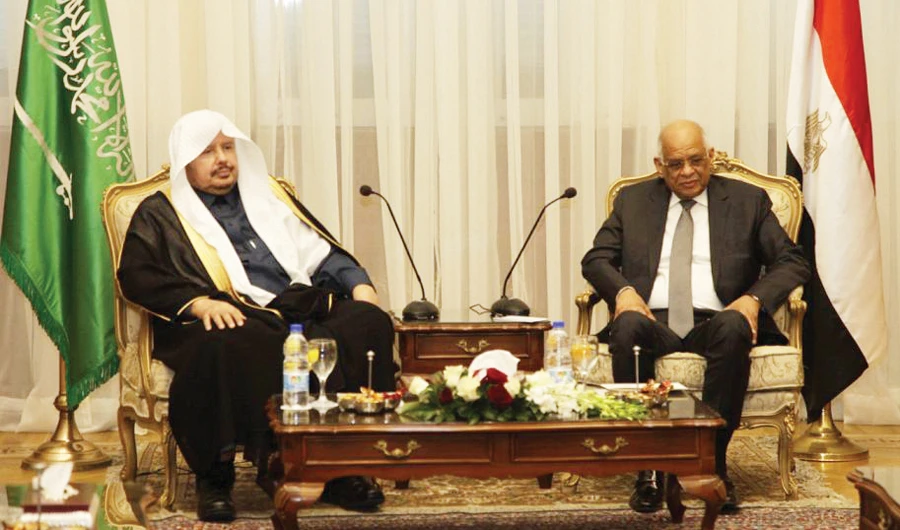 Sheikh Dr. Abdullah bin Mohammed Al-Asheikh with his Egyptian counterpart Dr. Ali Abdel Aal Sayyed Ahmed in Cairo on Wednesday. (SPA)