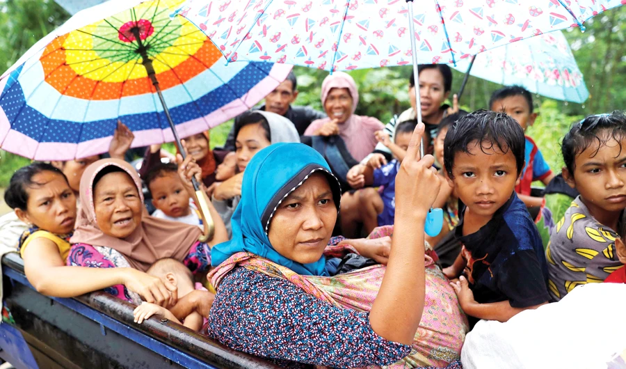 People are being evacuated in Sumur, Banten province, Indonesia. (REUTERS)