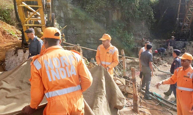 Families seek miracle at Indian mine where 15 trapped for nearly two weeks