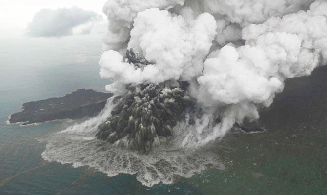 Threat level raised on deadly Indonesia volcano