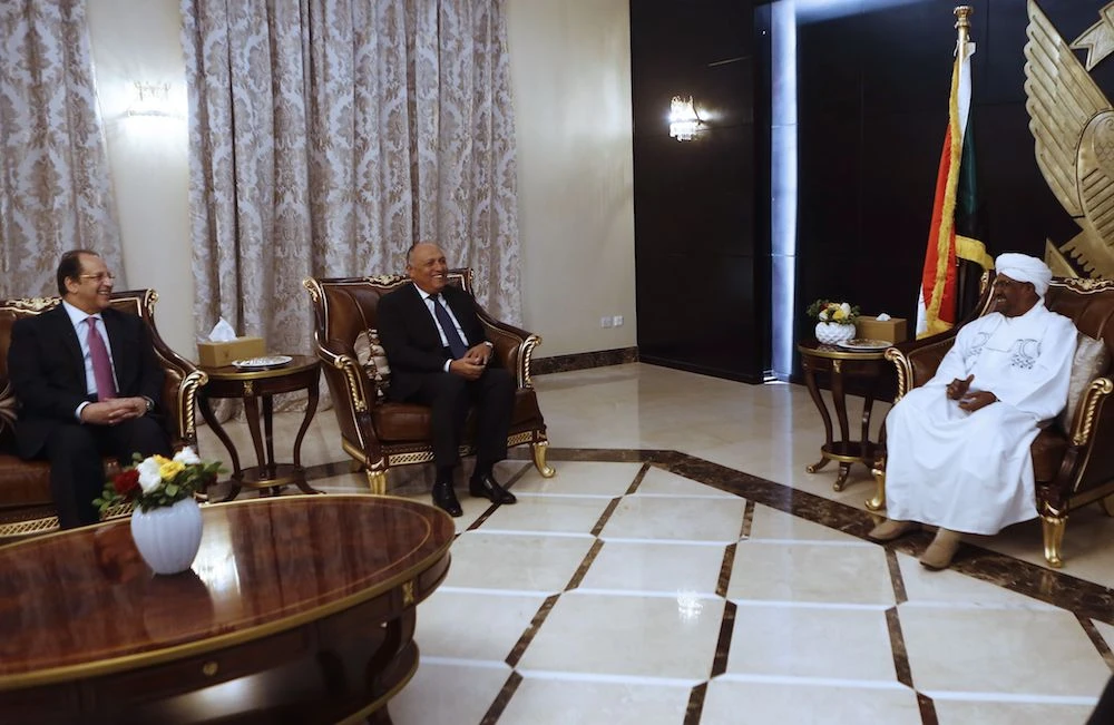 Sudanese President Omar al-Bashir (R) meets with Egyptian Foreign Minister Sameh Shukri (C) and Egyptian intelligence chief Abbas Kamel (L) in the capital Khartoum on December 27, 2018. (AFP)