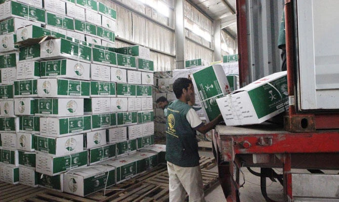 Saudi aid agency distributed 1,260 cartons of food packets in Al-Salam and Al-Rawdha neighborhoods in Marib. (SPA)