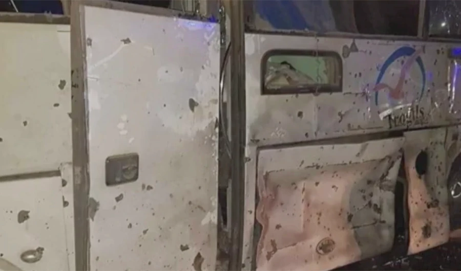 3 die as roadside bomb targets tourist bus near Pyramids in Egypt