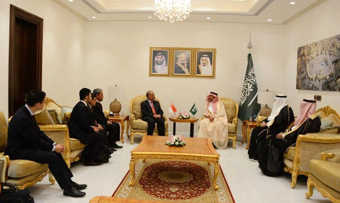 During the meeting, the ministers discussed bilateral relations between the two countries and issues related to pilgrims. (SPA)