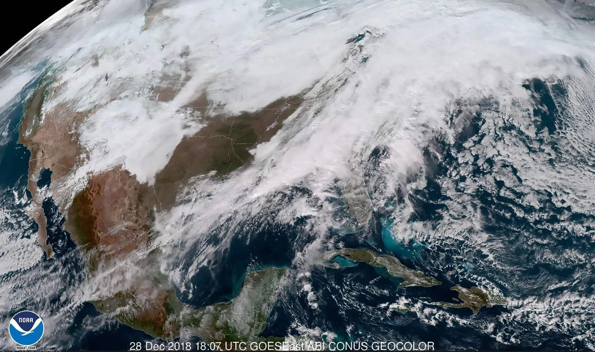 More than 450 flight cancelations and 2,900 delays were reported as of Friday morning, December 28, 2018 as the winter storm blanketed areas from the north central plains and the Midwest with eight to 12 inches of snow. (AFP)