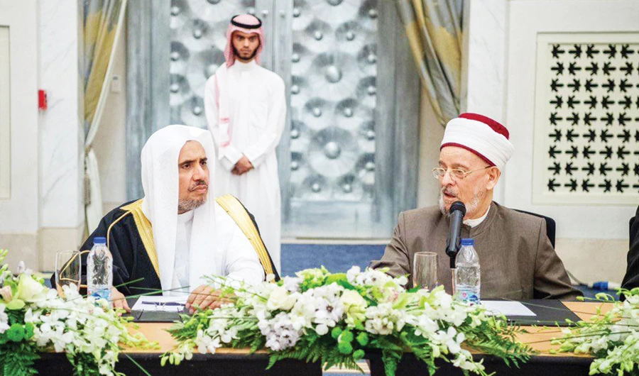 The secretary-general of the Muslim World League, Dr. Mohammed bin Abdul Karim Al-Issa, with Sheikh Ahmed Hassan Al-Taha, president of Iraqi Jurisprudence Council, in Makkah. (Photo/Supplied)