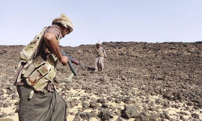 Armed Yemeni tribesmen from the Popular Resistance Committees in the west of Marib province, east of the capital, Sanaa on May 21, 2015 as they continue to battle Shiite Houthi rebels. (AFP)
