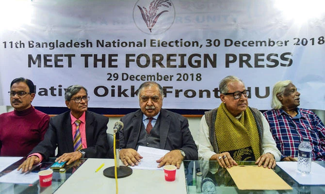 In this photo taken on December 29, 2018, Kamal Hossain (C), Bangladeshi lawyer and leader of the National Unity Front Alliance, speaks to the media on the eve of the general election in Dhaka. (AFP)
