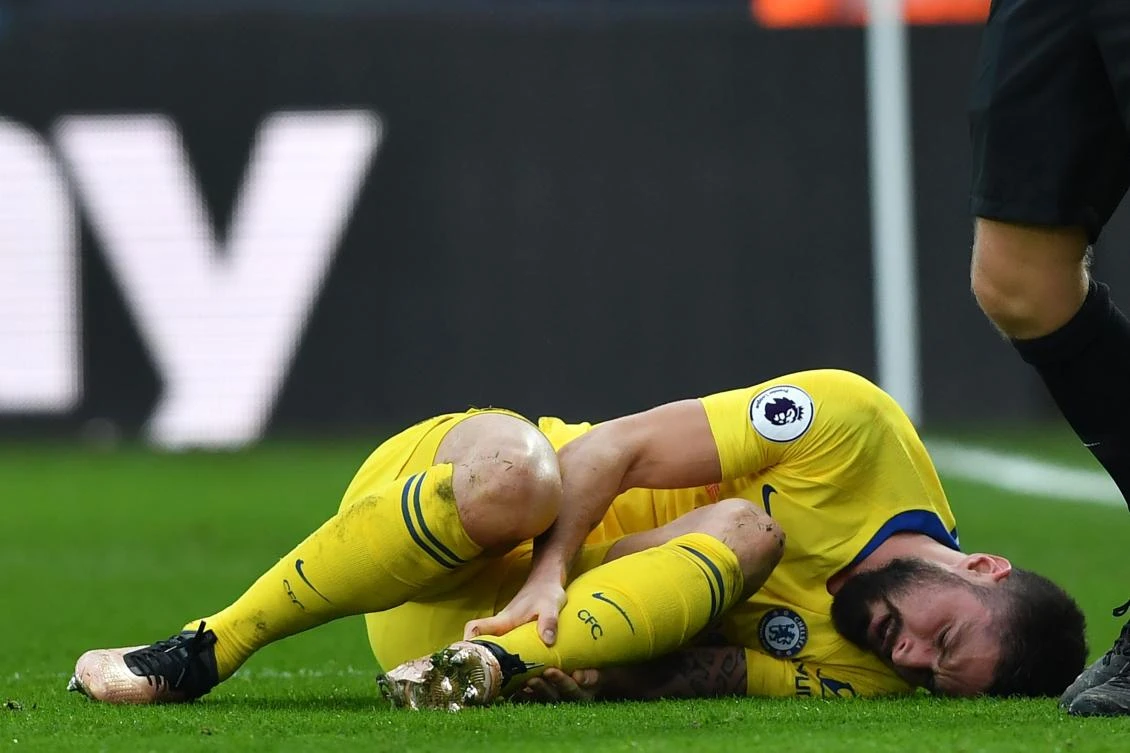 Chelsea's French striker Olivier Giroud lies injured during the English Premier League football match between Crystal Palace and Chelsea at Selhurst Park in south London on December 30, 2018. RESTRICTED TO EDITORIAL USE. No use with unauthorized audio, video, data, fixture lists, club/league logos or 'live' services. Online in-match use limited to 120 images. An additional 40 images may be used in extra time. No video emulation. Social media in-match use limited to 120 images. An additional 40 images may be used in extra time. No use in betting publications, games or single club/league/player publications. / AFP / Ben STANSALL / RESTRICTED TO EDITORIAL USE. No use with unauthorized audio, video, data, fixture lists, club/league logos or 'live' services. Online in-match use limited to 120 images. An additional 40 images may be used in extra time. No video emulation. Social media in-match use limited to 120 images. An additional 40 images may be used in extra time. No use in betting pu