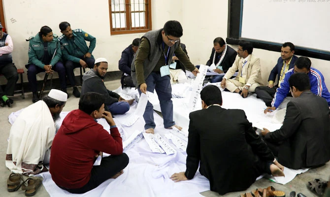 Presiding officers count votes at a voting center after the session has ended in Dhaka, Bangladesh, December 30, 2018. (REUTERS)