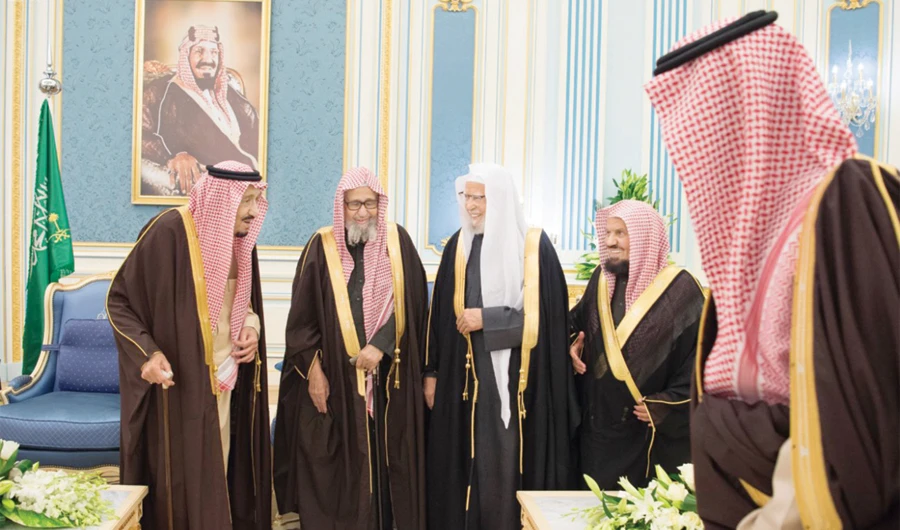 King Salman receives Kingdom’s grand mufti, senior scholars, ministers and a group of citizens at Al-Yamamah Palace in Riyadh on Monday. (SPA)
