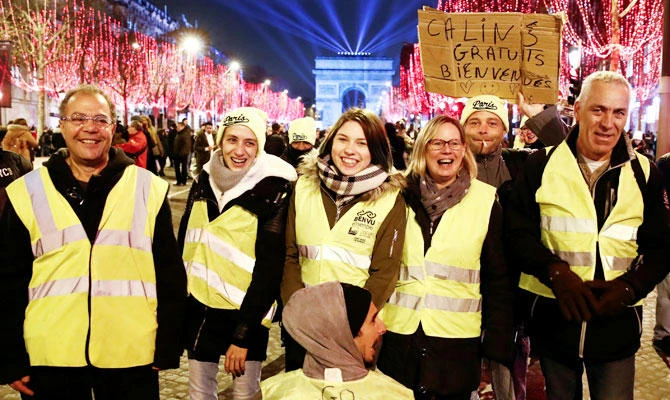 People wearing yellow vests pose during the New Year's celebrations on the Champs Elysees near the Arc de Triomphe in Paris, France, December 31, 2018. (REUTERS)