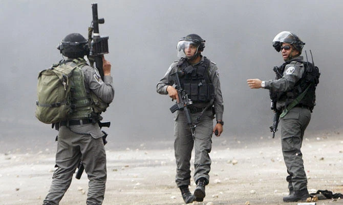 Israeli border policemen take their position during clashes with Palestinians. (REUTERS file photo)
