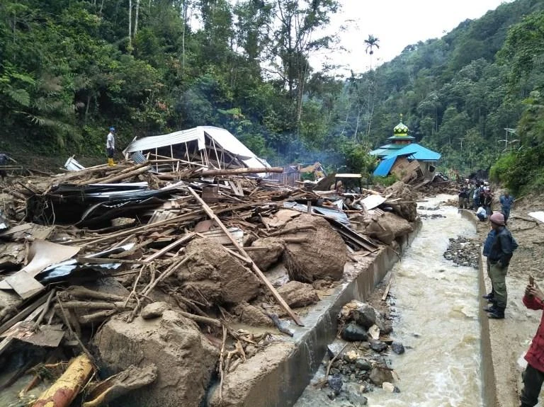 Rescuers search for survivors in deadly Indonesian landslide