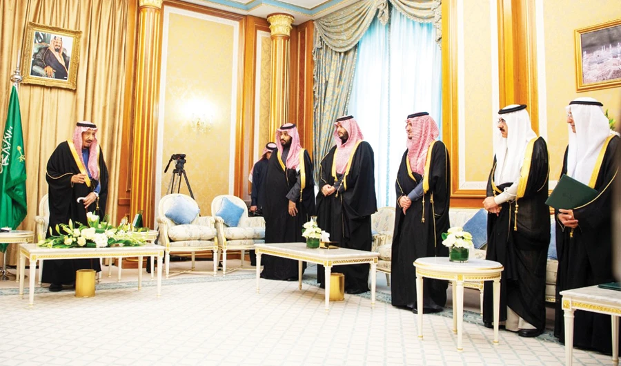 King Salman receives newly appointed ministers at Al-Yamamah Palace in Riyadh on Tuesday. (SPA)