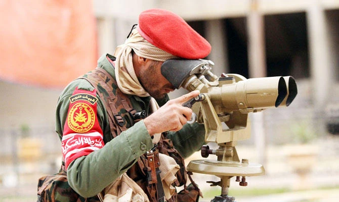 A member of the Libyan military police looks through binoculars as they fight alongside troops loyal to Khalifa Haftar, a retired general and former chief of staff for Moamer Kadhafi, in clashes with Daesh in the eastern Libyan city of Benghazi. (AFP file photo)