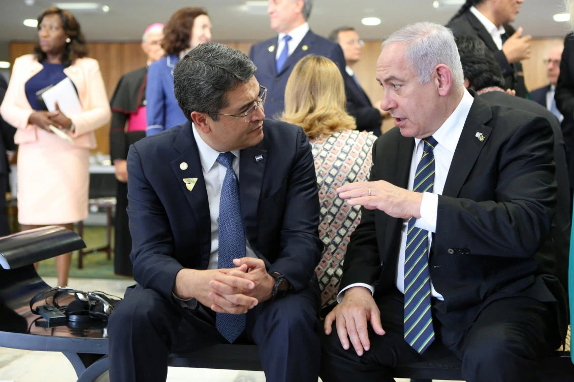 Israeli Prime Minister Benjamin Netanyahu speaks with Honduras' President Juan Orlando Hernandez during a meeting in Brasilia, Brazil January 1, 2019. (Reuters)