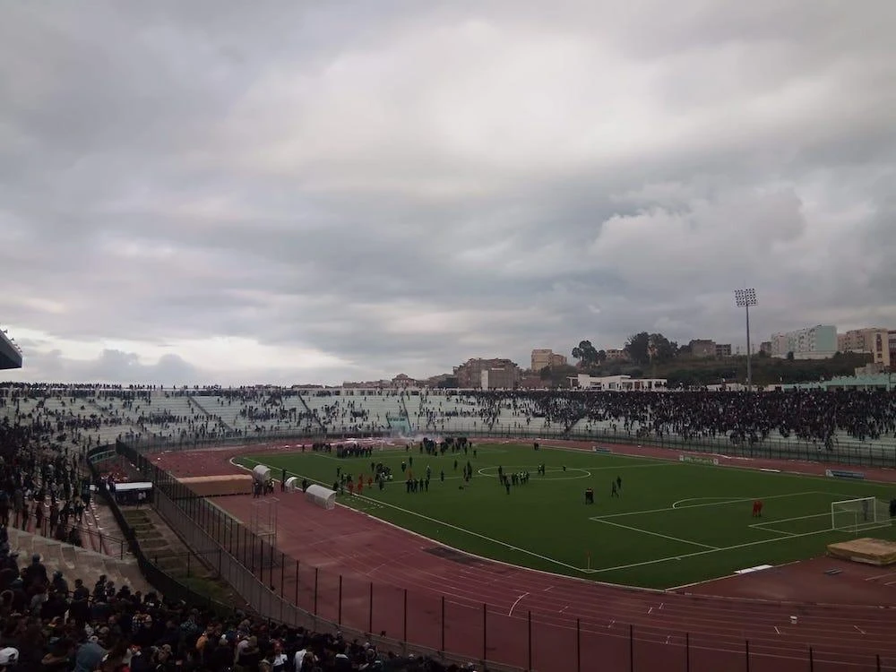 The fixture between top division club MC Alger and third league Village Moussa was marred by repeated stone-throwing before the referee called it off. (File photo/Photographe MCA)