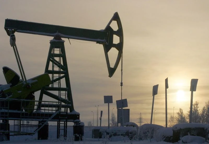 A Yukos oil well is seen at sunset near the Russian northern city of Nefteyugansk, December 19, 2004 in this file photo. (Reuters)