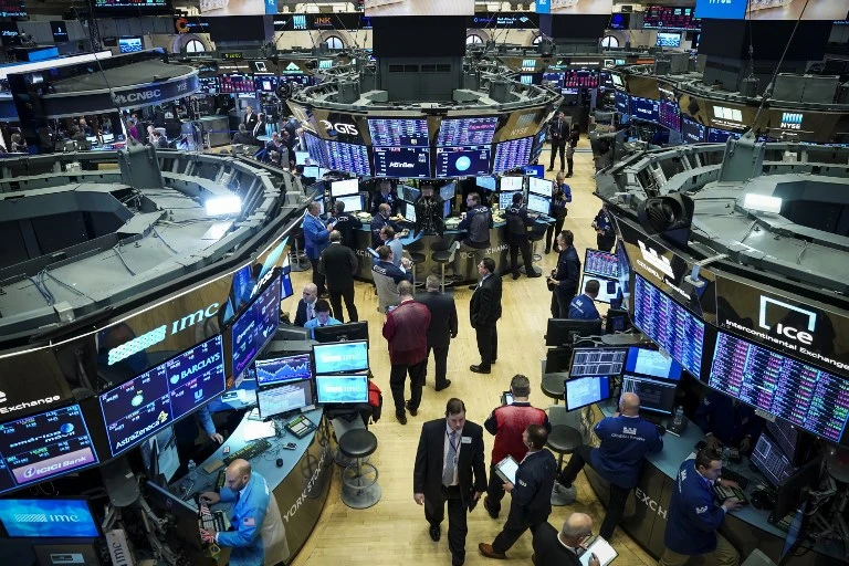 Traders and financial professionals work at the opening bell on the floor of the New York Stock Exchange (NYSE), January 2, 2019 in New York City. (AFP)