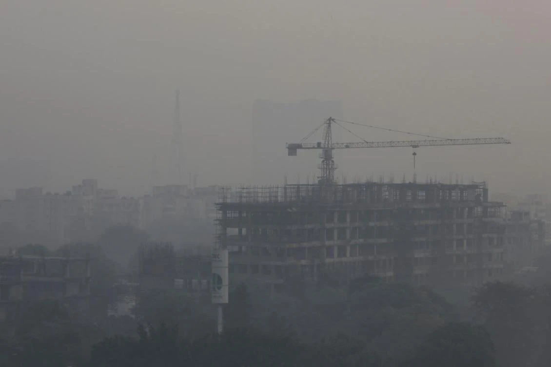 A file photo shows an under-construction building is shrouded in smog in New Delhi, India, November 1, 2018. (Reuters)