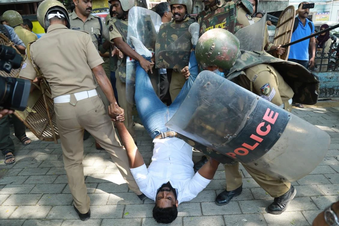Violence rages over Indian flashpoint Hindu temple
