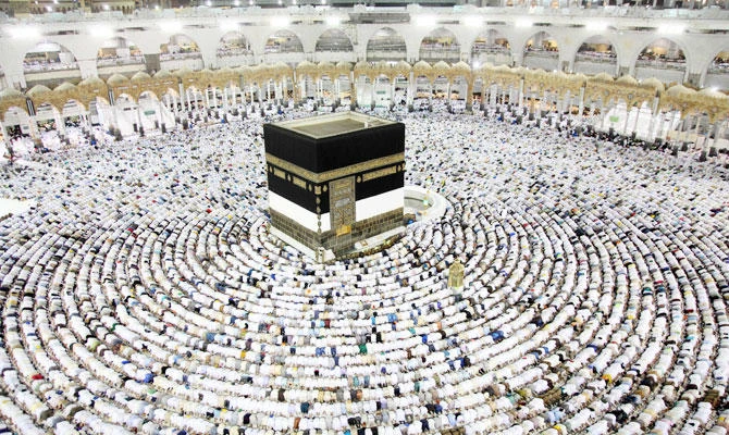 Muslim worshippers perform the evening prayers at the Kaaba, Islam's holiest shrine, at the Grand Mosque in Saudi Arabia's holy city of Mkkah, in this photo taken on August 25, 2017. (AFP)