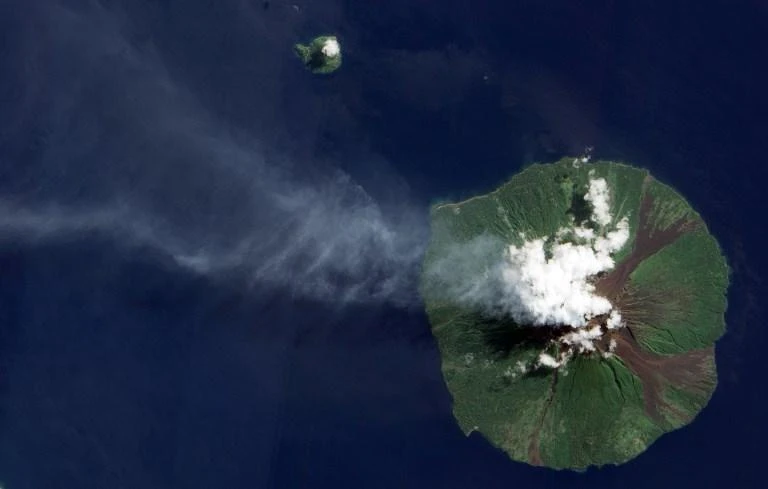 Papua New Guinea’s Manam volcano has a history of eruptions, with major activity in November 2004 forcing the evacuation of some 9,000 people. (AFP)