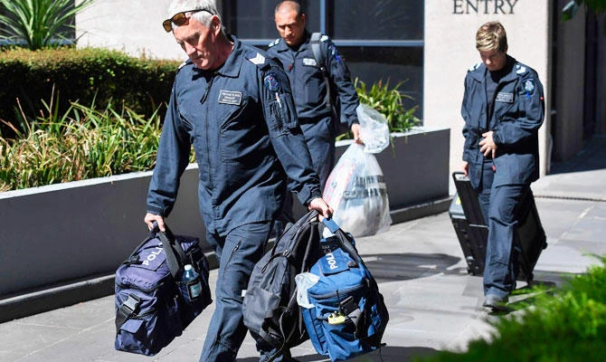 Victoria Police forensic officers remove a bag from the Italian consulate in Melbourne on January 9, 2019. (AFP)