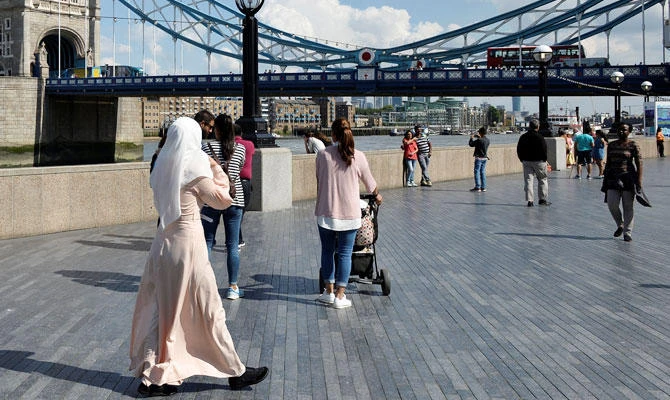People walk near Tower Bridge in London, Britain September 1, 2017. (REUTERS)