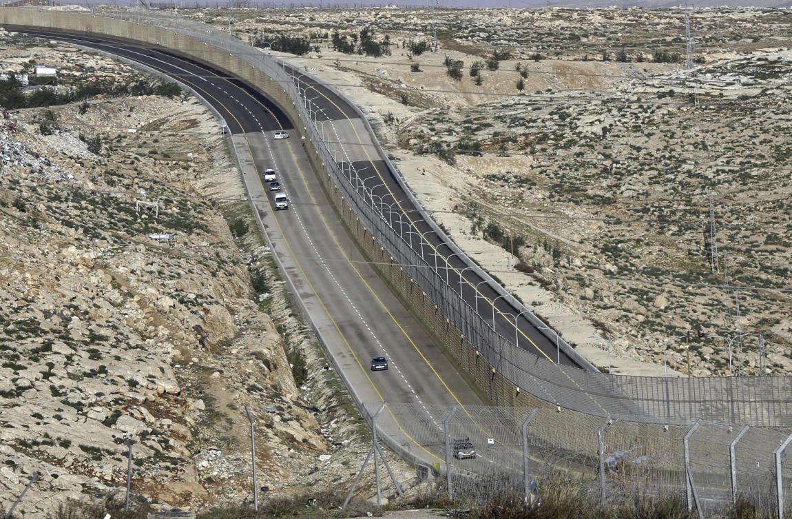 Israelis, Palestinians segregated on new West Bank highway