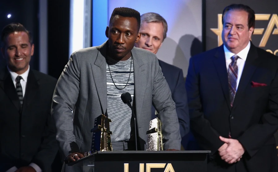 Nick Vallelonga (far right) apologized to Mahershala Ali (center). (File photo: AFP)