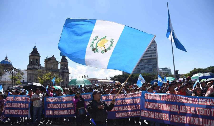 Storekeepers of La Terminal market march in support of Guatemalan President Jimmy Morales in Guatemala City on January 12, 2019. (AFP / ORLANDO ESTRADA)