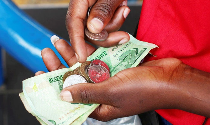 A petrol attendant counts local bonds notes and coins received from a motorist in Harare, Zimbabwe, November 22, 2018. (REUTERS)