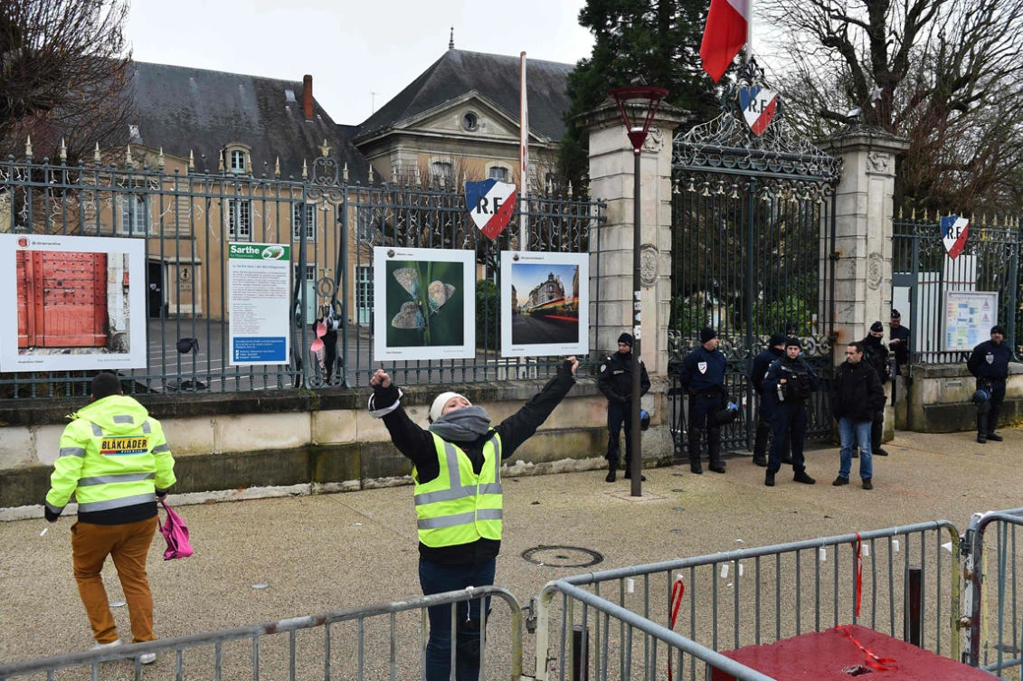 Women wearing a yellow vest (gilet jaune) put bras and toilet paper at the entrance of the Sarthe Prefecture, in Le Mans, on January 13, 2019, at the end of their march to protest against the government and the police violence during the nationwide demonstrations of the Yellow Vest movement. (AFP / JEAN-FRANCOIS MONIER)