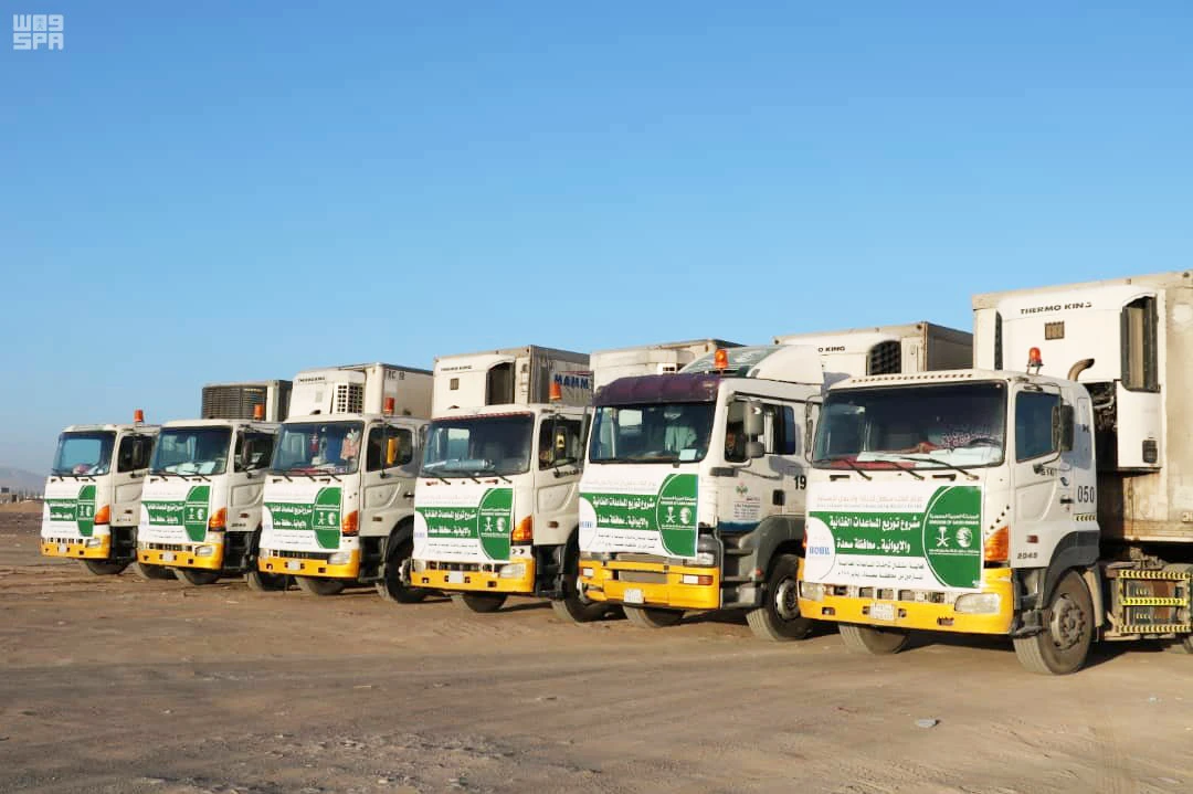 KSRelief trucks are seen at a refugee camp in Marib, Yemen, after delivering food relief for displaced people. (SPA)