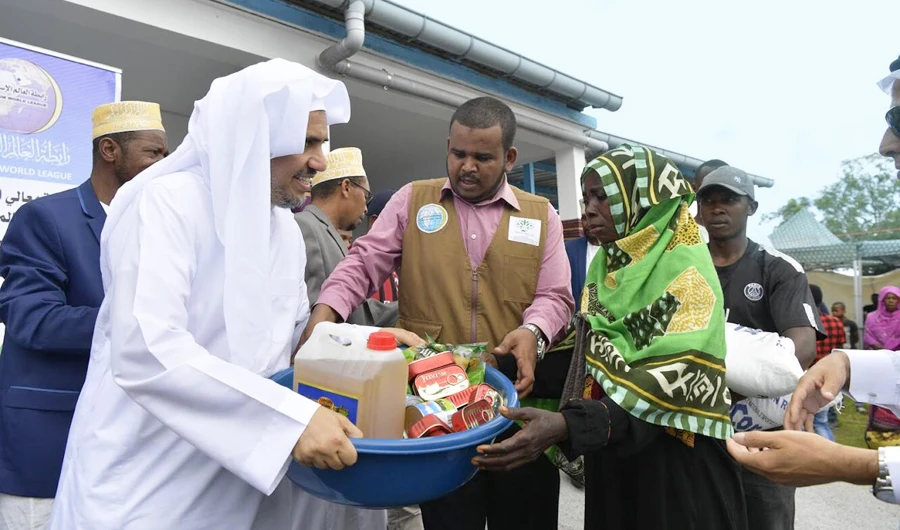 MWL Secretary-General Dr. Mohammed bin Abdulkarim Al-Issa visited numerous development and humanitarian projects in the Comoros. (SPA)Al-Issa handed over the keys of new homes, built by the MWL, to widows and orphans