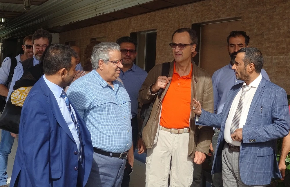 Retired Dutch General Patrick Cammaert (C), who is leading a joint committee, which includes both government and rebel representatives, tasked with overseeing a truce in the Red Sea port city and the withdrawal of both parties, speaks with an official in the port city of Hodeidah on January 13, 2019. (File/AFP)