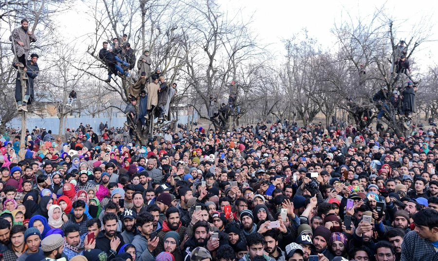 Kashmiri villagers gather during the funeral procession for slain rebel commander Zeenat-ul-Islam of the Al-Badr militant group at Sugan village of Shopian, south of Srinagar, on January 13, 2019. (AFP / TAUSEEF MUSTAFA)