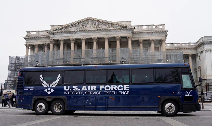 A US Air Force bus meant to transport US Speaker of the House Nancy Pelosi and other members of a congressional delegation to a flight to Belgium and Afghanistan sits in front of the US House of Representatives after President Donald Trump canceled the Air Force flight as the president’s dispute with congressional Democrats continues over the partial government shutdown in Washington on January 17, 2019. (REUTERS/Joshua Roberts)