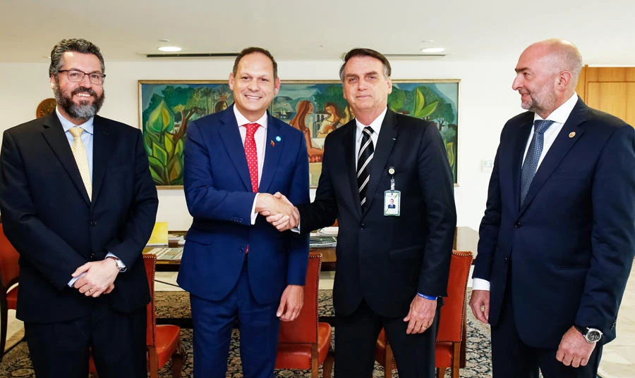 (L-R) Brazilian foreign minister Ernesto Araujo, exiled Venezuelan supreme court justice Miguel Angel Martin, Brazilian President Jair Bolsonaro and Organization of American States representative Gustavo Cinosi during a meeting with members of the Venezuelan opposition in Brasilia on January 17, 2019. (Brazilian presidency press office handout via AFP)