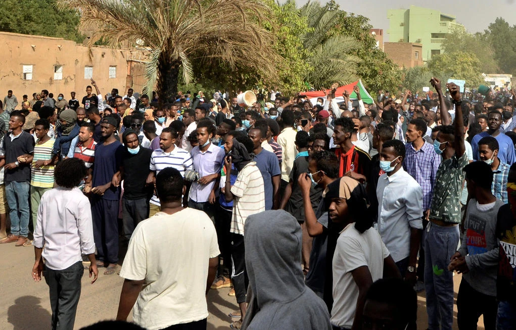 Sudanese demonstrators gather as they participate in anti-government protests in Khartoum, Sudan, on January 17, 2019. (REUTERS/Mohamed Nureldin Abdallah)