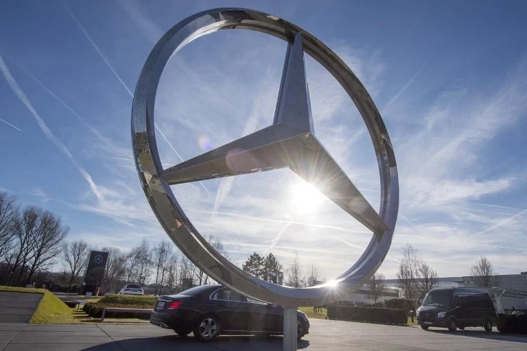 A giant logo of Stuttgart-based luxury carmaker Mercedes-Benz is displayed outside the customer center in Sindelfingen, southwestern Germany. (File photo/AFP)