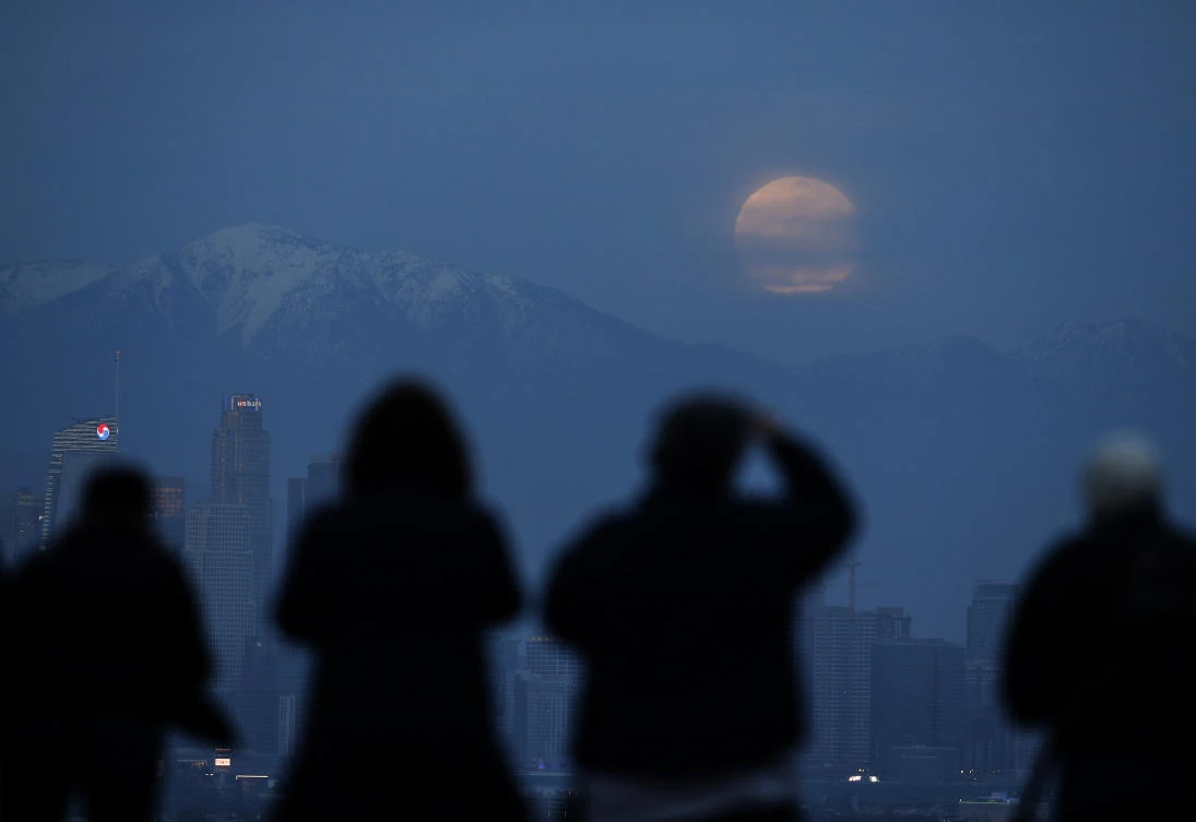 Total lunar eclipse comes with supermoon bonus