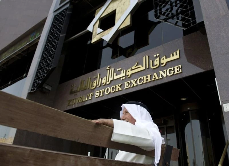 A Kuwaiti man sits on a bench outside the Kuwait Stock Exchange, October 2, 2011. (Reuters)