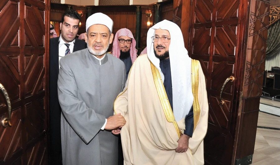 The shaikh of Al-Azhar, Dr. Ahmed Al-Tayeb, receives Saudi Minister of Islamic Affairs Dr. Abdullatif bin Abdul Aziz Al-Asheikh and the accompanying delegation in Cairo on Monday. (SPA)