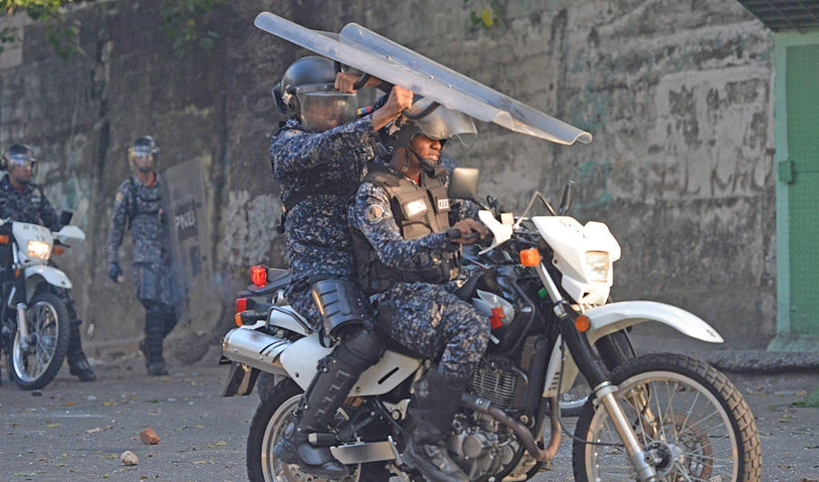 Riot police hold a shield during clashes with anti-government demonstrators in the neighborhood of Los Mecedores, in Caracas, on January 21, 2019. (AFP / Federico Parra)